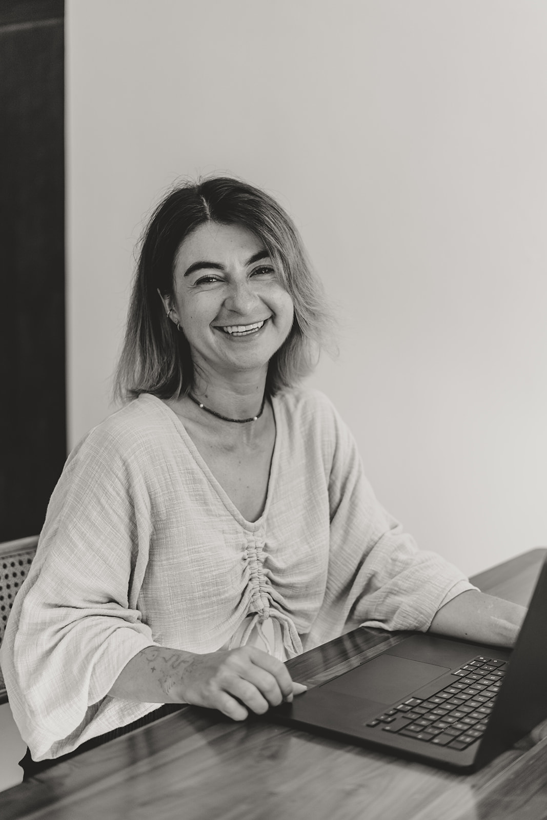 Miriam Ehmeier am Schreibtisch bei der Arbeit an Google Ads Kampagnen