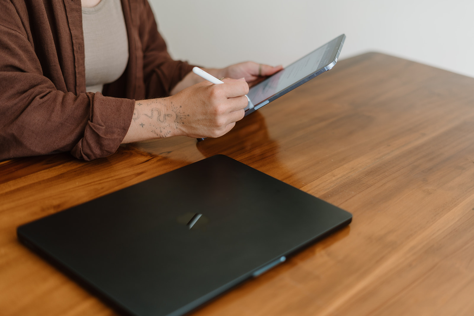 Schreibtisch mit Notizbuch, Kaffee und Laptop — Planung von Google Ads Strategie