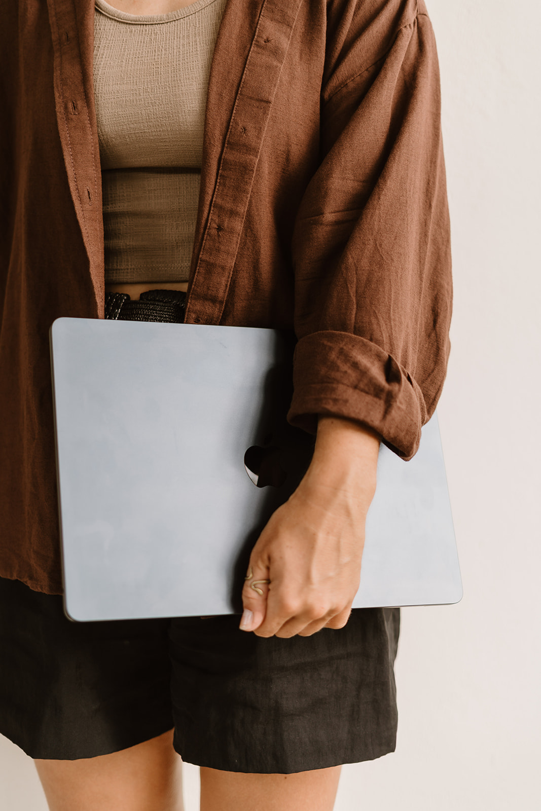 Miriam Ehmeier macht Notizen — persönliche Google Ads Betreuung